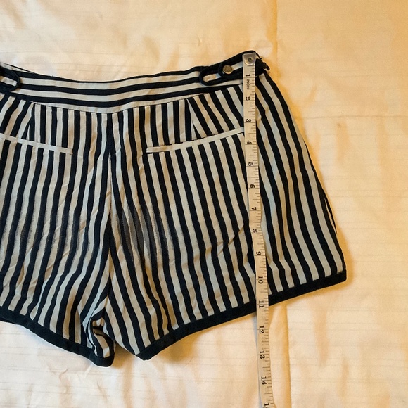 Diane Von Furstenberg DVF 100% silk chiffon shorts navy blue and white stripe - Picture 6 of 7